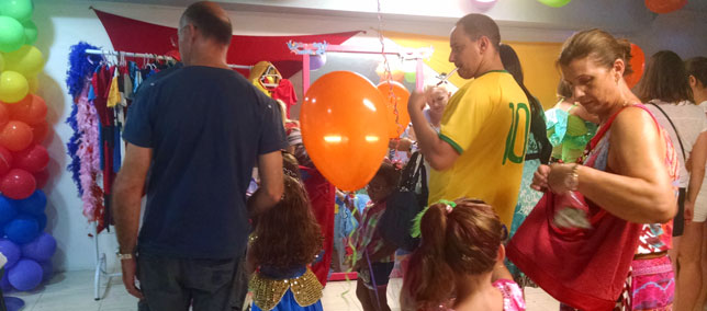 Pais e filhos participam do Carnaval do AguaVerde